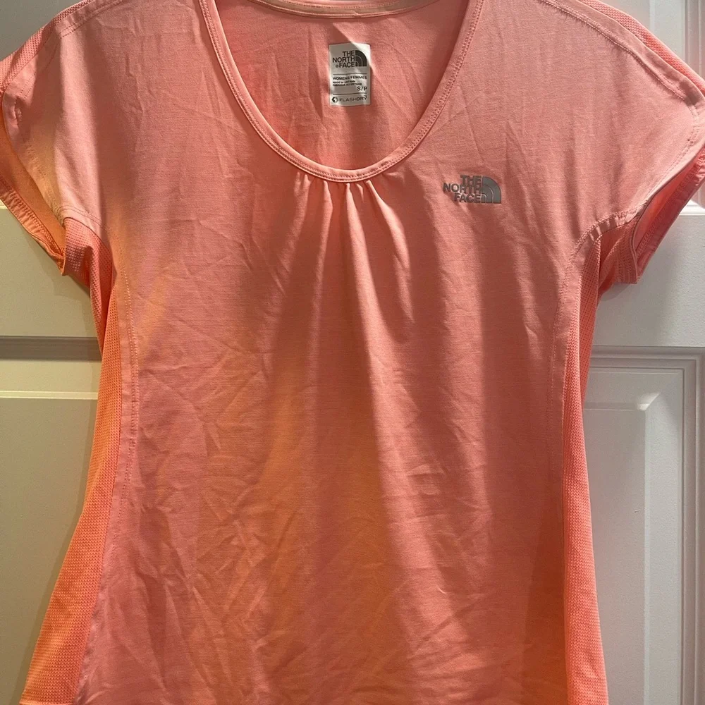 Women’s North Face t-shirt - small - Picture 2 of 4